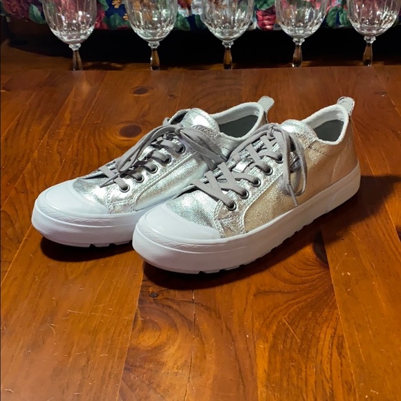 UGG Silver Canvas Women’s Sneakers - Picture 4 of 10